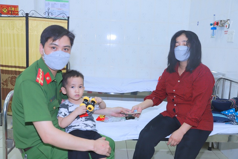 Cảnh sát khu vực Công an phường Hạ Lý (quận Hồng Bàng) giúp đỡ người dân đêm Trung thu